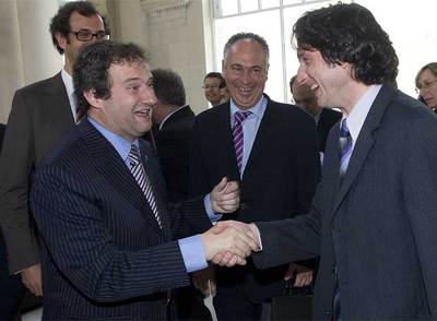 El alcalde en funciones, Jordi Hereu, saludando a Jordi Portabella, ayer, en un acto en el MNAC.