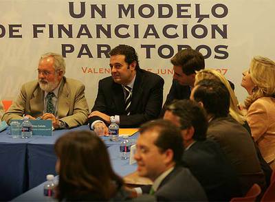 Miguel Arias Cañete, ayer, junto a Gerardo Camps, en la sede del PP en Valencia.