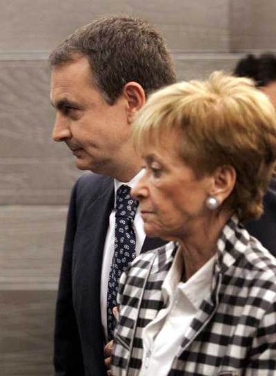 Zapatero y María Teresa Fernández de la Vega, antes de la declaración del presidente sobre la ruptura de la tregua de ETA.