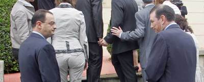 El  lehendakari  Juan José Ibarretxe (derecha) y el consejero de Interior, Javier Balza, antes de la reunión del Gobierno vasco ayer en Gernika.