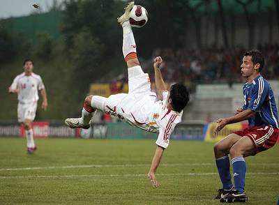 Villa remata en chilena para marcar el segundo gol de España.