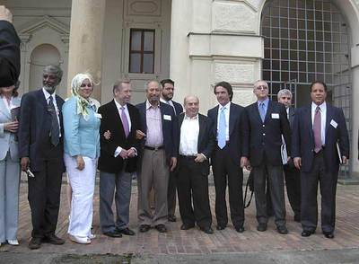 José María Aznar (cuarto por la derecha) y el ex presidente checo Václav Havel (cuarto por la izquierda), con otros asistentes a la conferencia de Praga.