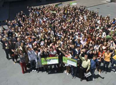 Los estudiantes ganadores, junto con los finalistas, sus profesores, representantes de empresas y comunidades autónomas patrocinadoras del concurso y periodistas de EL PAÍS.rnFotografía  de la familia Ferreiro en la cocina de la venta realizada en Puertollano (Ciudad Real) y premiada por el  El País de los Estudiantes.  rn INÉS LEÓN