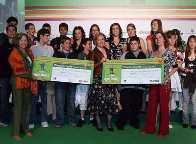 Alumnos del San José de Calasanz, de Santurtzi (Vizcaya), con una de sus profesoras (en el centro), la consejera delegada del Grupo Santillana, Isabel Polanco (a la izquierda), y la subdirectora de EL PAÍS Berna G. Harbour.