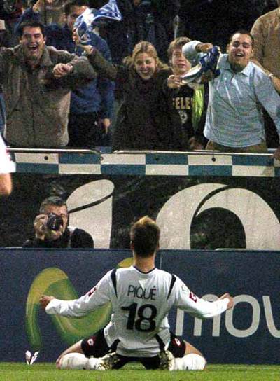 Piqué celebra un gol en La Romareda.