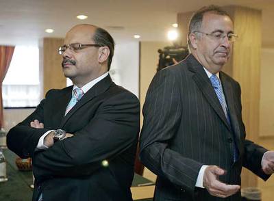 El negociador de CC, Barragán (izquierda) y el del PSOE, Hernández, antes de entrar en la reunión.