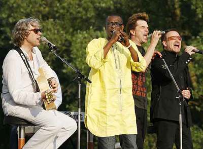 De izquierda a derecha, los cantantes Bob Geldof, Youssou N'Dour, Campino y Bono, ayer en Rostock.