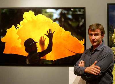 Pierre Bourseiller, ante una de las fotografías de su exposición en Madrid.