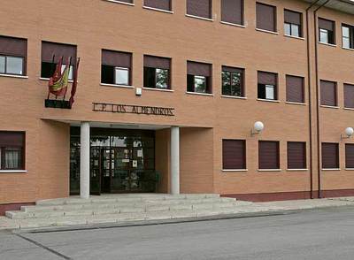 Fachada principal del colegio público Los Almendros, en Valdebernardo.