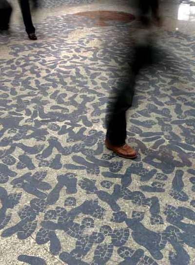  Footprints,  obra ganadora del I Concurso de Intervenciones Artísticas, en la terminal 2 del aeropuerto de Madrid-Barajas. Sus autores son Francisco José Muñoz y Syrie Blanco Walsh, de 22 años.