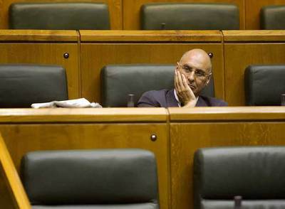 El portavoz socialista, Rodolfo Ares, sigue el debate desde su escaño.