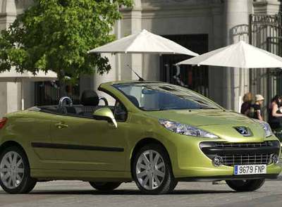 El 207 CC muestra la imagen atractiva y estilizada de los  cabrios  biplazas cuando se pliega el techo. El diseño del frontal, los resaltes de las aletas y el trazo ascendente de las puertas realzan su deportividad.