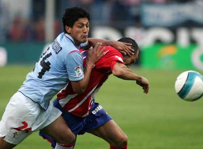 Canobbio comete falta sobre Pertov.