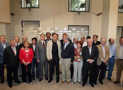 Zapatero, rodeado por presidentes y alcaldes socialistas, en la reunión del Comité Federal del PSOE.