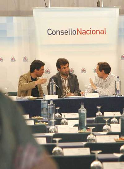 Quintana escucha a Ansede en presencia de Mera, ayer en Santiago.