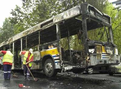 Los violentos incendian un autobús en Barakaldo