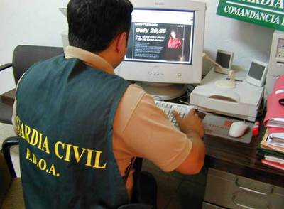 Un agente de la Unidad de Delitos Telemáticos de la Guardia Civil analiza una página  web  de pornografía infantil.