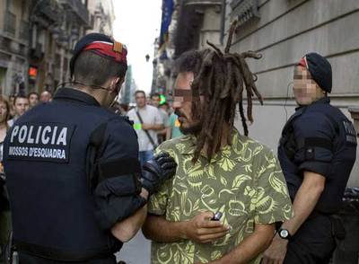 Una patrulla de los Mossos procede a la identificación de un hombre en el casco antiguo de Barcelona.