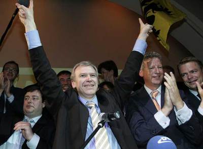 El democristiano flamenco Yves Leterme saluda anoche en Bruselas tras conocer los resultados electorales.