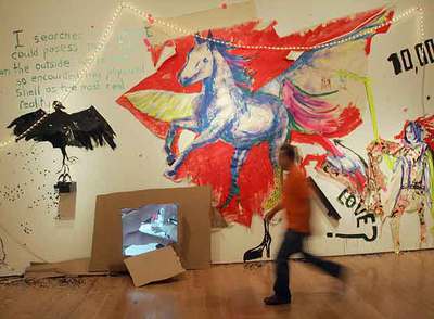 Instalación  Brochazo extendido  (2007), del colectivo Chicks on speed.