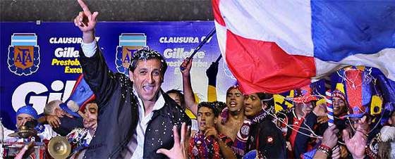 Ramón Díaz celebra con la afición y sus jugadores la conquista del Torneo Clausura.