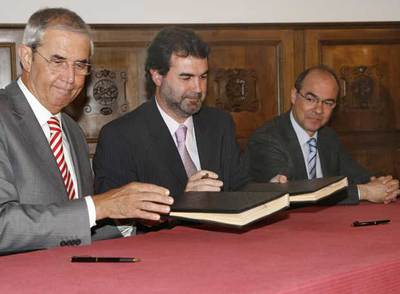 Emilio Pérez Touriño y Anxo Quintana en la firma del pacto, en presencia de Francisco Jorquera.