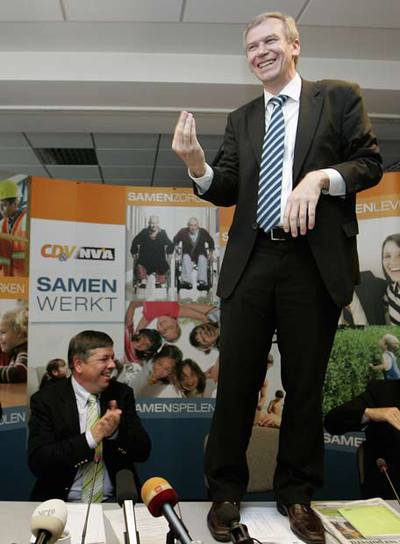 Yves Leterme celebra su victoria en la sede de su partido.