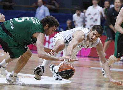 Rudy Fernández y Felipe Reyes pelean el balón