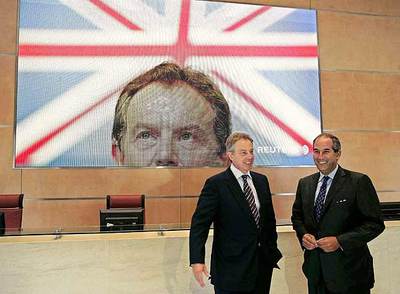 Tony Blair, a la izquierda, junto al director ejecutivo de Reuters, Tom Glocer, ayer en Londres.