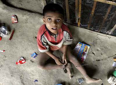 Encadenado en una choza en India con sus padres enfermos de lepra