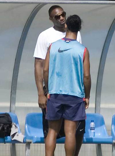 Bryant charla con Ronaldinho en la banda del Miniestadi.