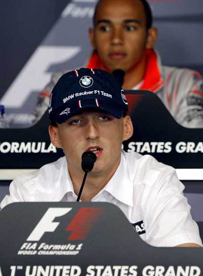 Robert Kubica, en primer plano, y el líder del mundial, Lewis Hamilton.