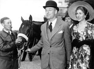 El barón Guy de Rothschild, junto a su esposa, Nyevelt de Haar, y con su caballo  Cerisoles,  ganador del Prix de Diane en junio de 1957, en Chantilly.