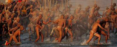 Hombres santos hindúes participando en un ritual en el Ganges.