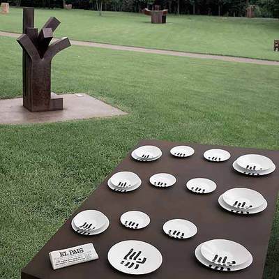 Vajilla de diseño exclusivo con una obra de Eduardo Chillida.