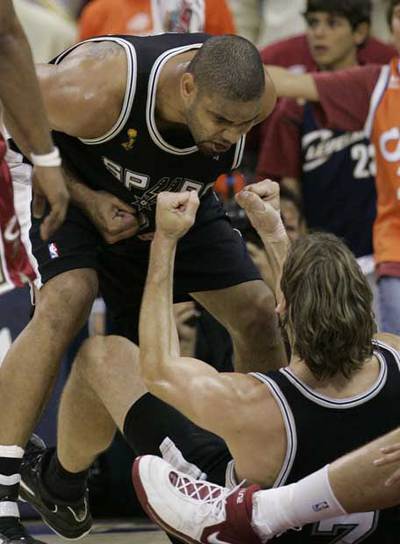 Duncan, de pie, festeja el título con el argentino Oberto.