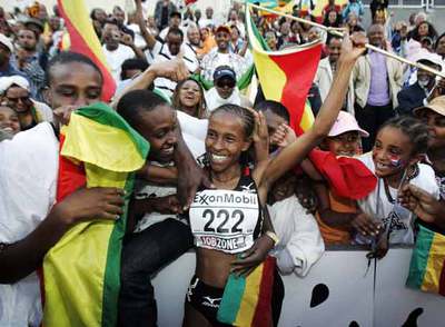 La etíope Meseret Defar celebra su récord del mundo de los 5.000 metros.
