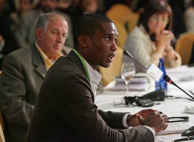 El futbolista Samuel Eto'o interviene en uno de los debates. A su izquierda, el escritor Juan Goytisolo.