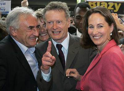 Los socialistas Ségolène Royal (derecha), Jean-Pierre Blazy (centro) y Dominique Strauss-Kahn, ayer en París.