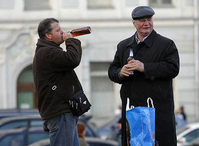 Dos hombres beben alcohol en el centro de Moscú.