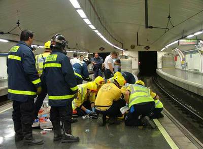 Médicos del Samur atienden en octubre de 2005 a Miriam Alonso tras ser arrollada por el metro.