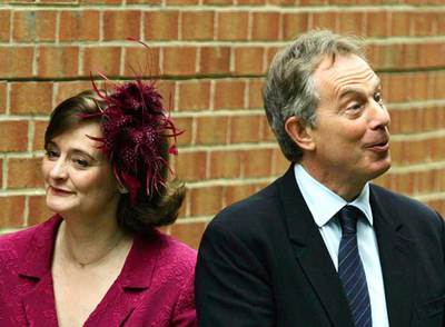 El primer ministro británico, Tony Blair, junto a su esposa Cherie.
