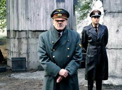 Fotograma del filme  El hundimiento . Bruno Ganz interpreta a Hitler, y Heino Ferch (segundo plano), a Albert Speer.