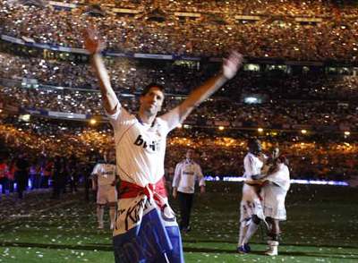 Van Nistelrooy celebra el título en el césped.