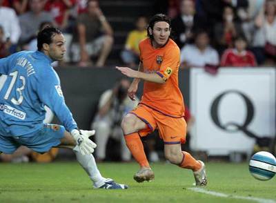 Messi pasa el balón ante la salida de Rubén Pérez en la jugada en que Puyol marcó el primer gol del Barça.