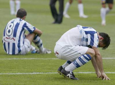 Gerardo, en primer plano, y Garitano se lamentan sobre el césped.