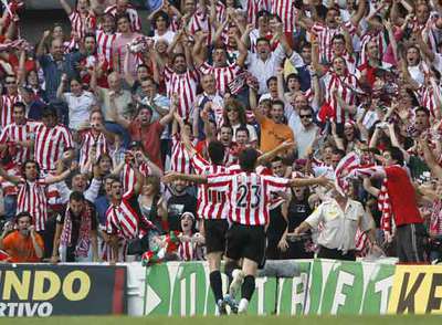 Aduriz corre a abrazar a Gabilondo tras el segundo gol del Athletic.