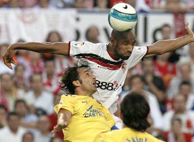 Kanouté cabecea la pelota ante Quique Álvarez.