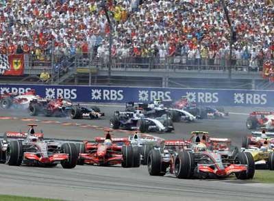 Hamilton marca el paso en la salida.