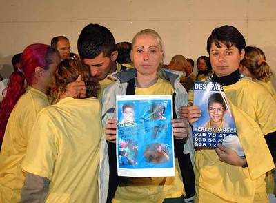 La madre de Yeremi (en el centro) y su tía muestran imágenes del niño en una concentración el pasado mes de marzo.